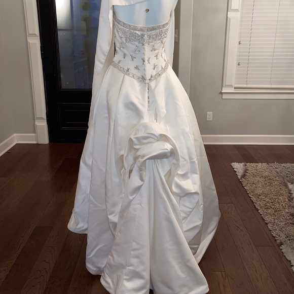 Wedding dress with built in bustle and matching wrap.  Off white, US Size 8 - Picture 3 of 16